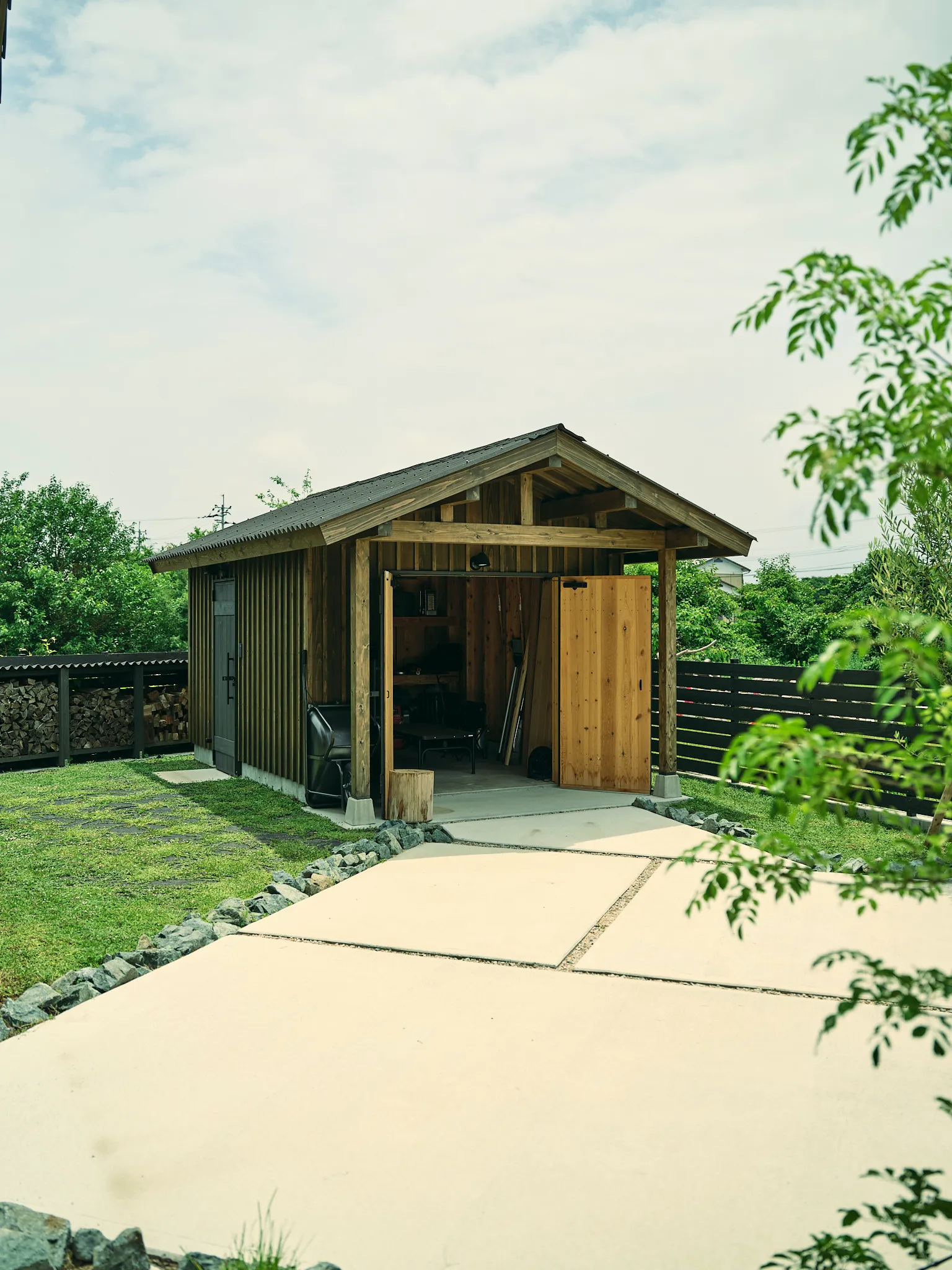 ただの物置じゃない。庭の小屋が、暮らしを広げる理由
